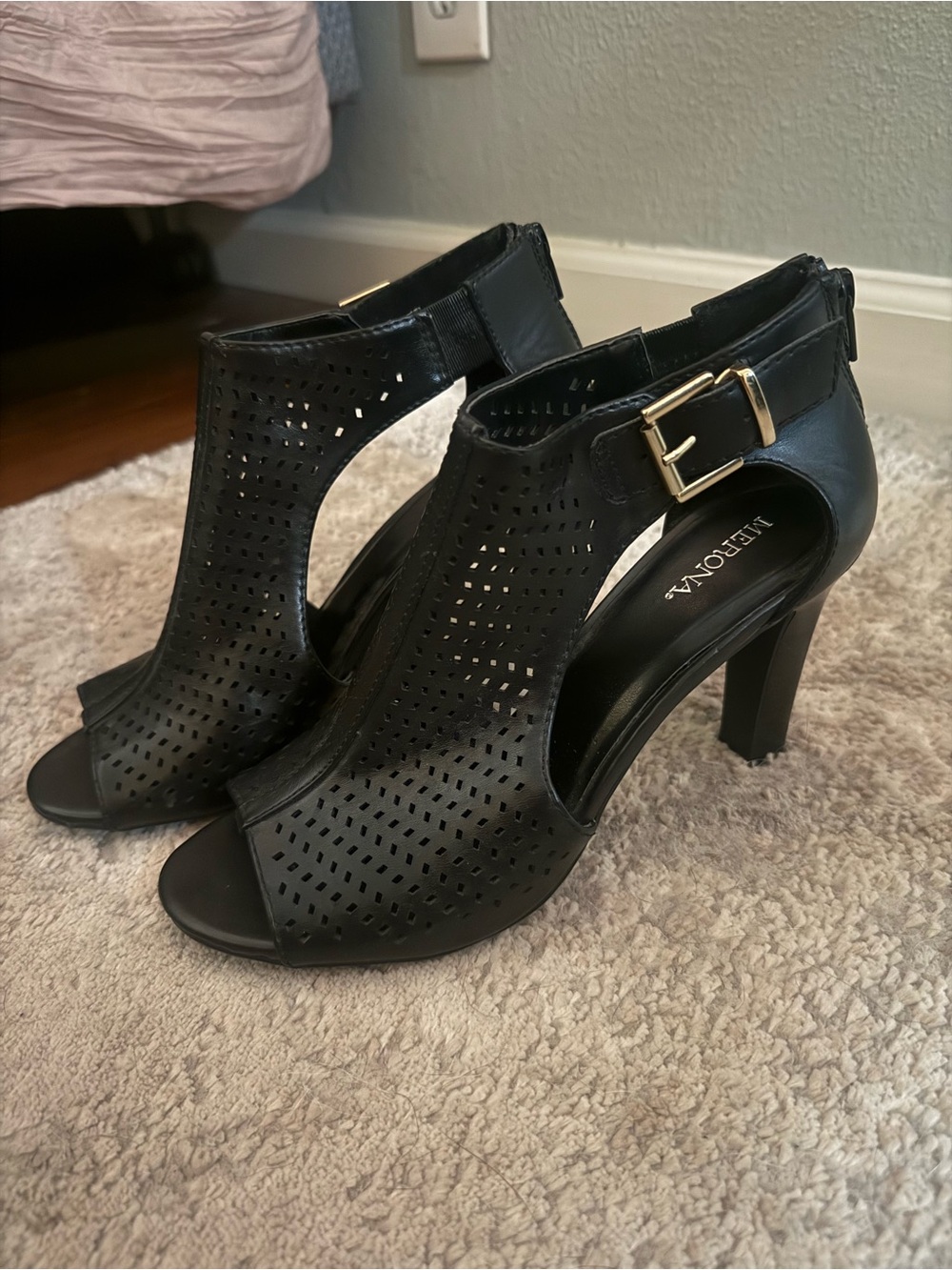 ✨ Vintage 2010s Merona Perforated Peep-Toe Heeled Booties ✨